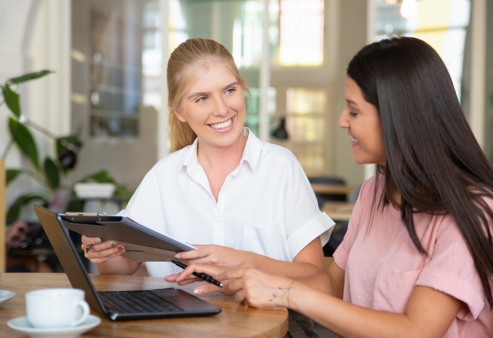 Equipes qui travaille sur un ordinateur portable