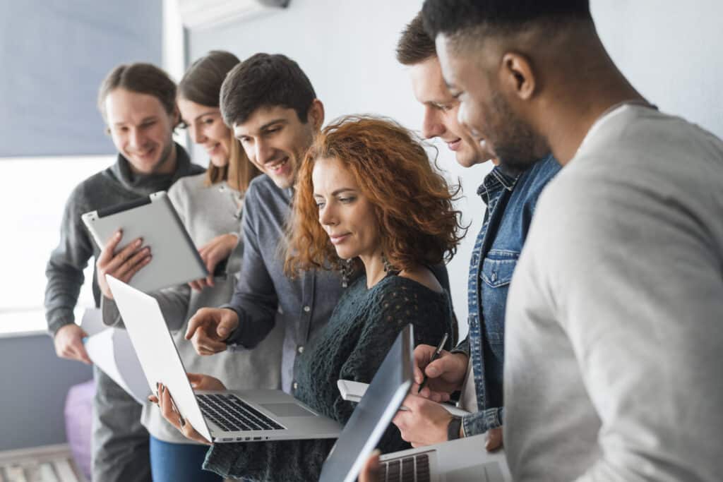 Collaborateurs travaillant avec Copilot